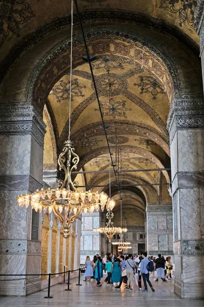 İstanbul, Türkiye-26 Mayıs: Istanbul 'da Ayasofya Müzesi 'nin Iç görünümü 26 Mayıs 2018. Tanımlanamayan insanlar