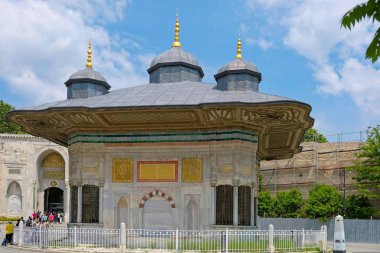 İstanbul, Türkiye-26 Mayıs: Istanbul 'da Ayasofya Müzesi 'Nin dışındaki süslü bina 26 Mayıs 2018. Tanımlanamayan insanlar