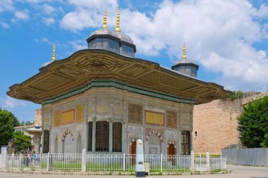İstanbul, Türkiye-26 Mayıs: Istanbul 'da Ayasofya Müzesi 'Nin dışındaki süslü bina 26 Mayıs 2018. Tanımlanamayan insanlar
