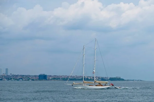 Istanbul Turkiet Maj Beskåda Ayacht Som Seglar Upp Bosphorusen Istanbul — Stockfoto