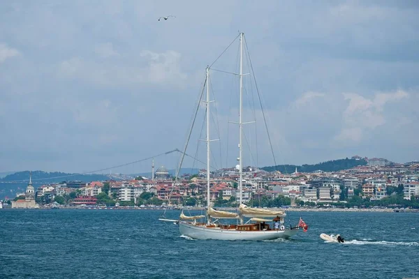 イスタンブール トルコ 月24日 Ayacht の眺めイスタンブールトルコでボスポラス海峡を航海する5月 2018 — ストック写真
