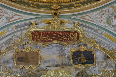 Istanbul, Türkiye - 27 Mayıs: Topkapı Sarayı ve Istanbul Türkiye'de müze süslü tavanda 27 Mayıs 2018