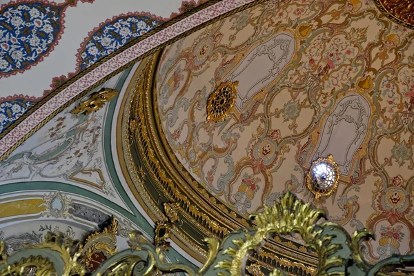 Istanbul, Türkiye - 27 Mayıs: Topkapı Sarayı ve Istanbul Türkiye'de müze süslü tavanda 27 Mayıs 2018