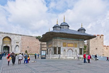 Istanbul, Türkiye - 27 Mayıs: Giriş Topkapı Sarayı ve Müzesi Istanbul Türkiye 27 Mayıs 2018 '. Kimliği belirsiz kişi