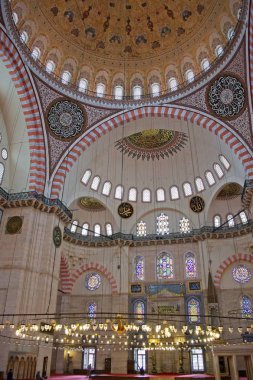 Istanbul, Türkiye - 28 Mayıs: İç görünüm Süleymaniye Camii Istanbul Türkiye'de 28 Mayıs 2018. Dört kimliği belirsiz kişi