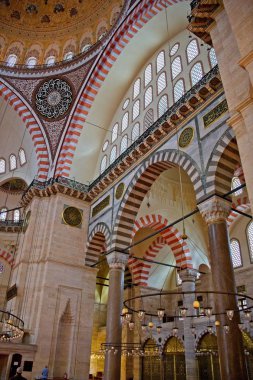 Istanbul, Türkiye - 28 Mayıs: İç görünüm Süleymaniye Camii Istanbul Türkiye'de 28 Mayıs 2018. İki kimliği belirsiz kişi