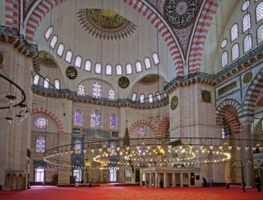 Istanbul, Türkiye - 28 Mayıs: İç görünüm Süleymaniye Camii Istanbul Türkiye'de 28 Mayıs 2018. Kimliği belirsiz kişi