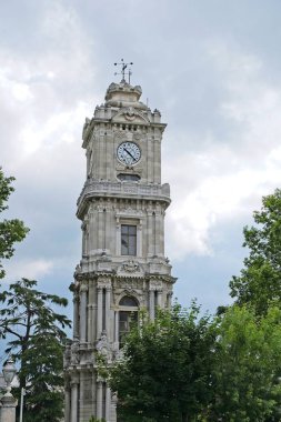 Istanbul, Türkiye - 29 Mayıs: Saat Kulesi Dolmabache Sarayı ve Istanbul Türkiye'de müze, görünümünü üzerinde 29 Mayıs 2018