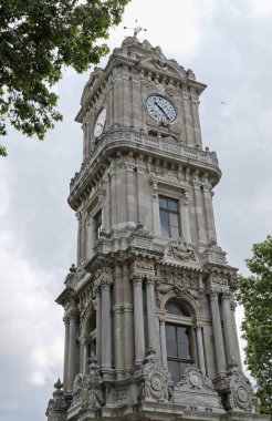 Istanbul, Türkiye - 29 Mayıs: Saat Kulesi Dolmabache Sarayı ve Istanbul Türkiye'de müze, görünümünü üzerinde 29 Mayıs 2018