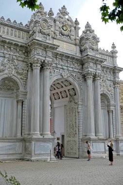 Istanbul, Türkiye - 29 Mayıs: İnsanlar Dolmabache Sarayı ve Istanbul Türkiye 29 Mayıs 2018'Müzesi girişinde. Beş kimliği belirsiz kişi
