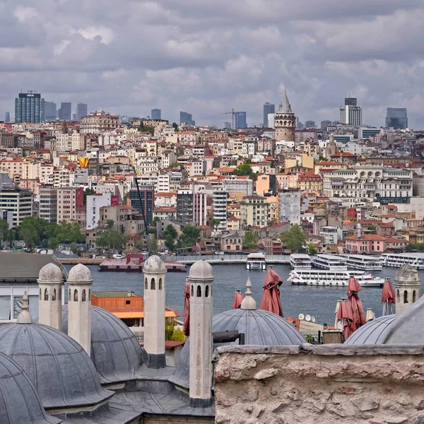 Istanbul, Türkiye - 28 Mayıs: Görünüm Istanbul Türkiye'de Süleymaniye Camii rooftops genelinde 28 Mayıs 2018