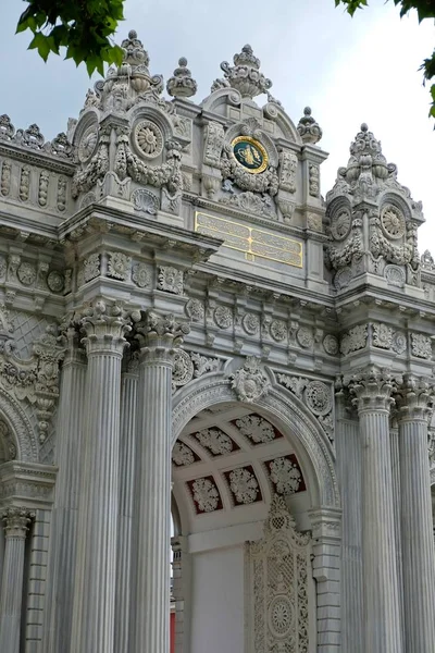 Istanbul, Türkiye - 29 Mayıs: Dış görünümü Dolmabache Sarayı Müzesi Istanbul Türkiye'de ve üzerinde 29 Mayıs 2018