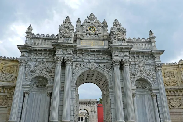 Istanbul, Türkiye - 29 Mayıs: Dış görünümü Dolmabache Sarayı Müzesi Istanbul Türkiye'de ve üzerinde 29 Mayıs 2018