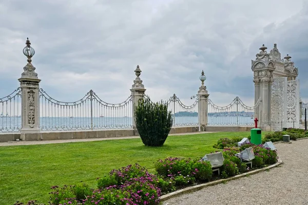 Istanbul Turkiet Maj Waterfront Gates Det Dolmabache Palatset Och Museet — Stockfoto