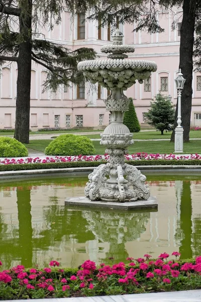 Dolmabache 宮殿で 2018 日にトルコのイスタンブール博物館イスタンブール トルコ 観賞用の池 — ストック写真