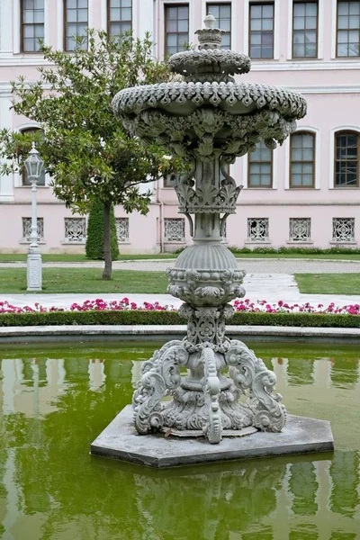 Istanbul Turquia Maio Lagoa Ornamental Palácio Museu Dolmabache Istambul Turquia — Fotografia de Stock