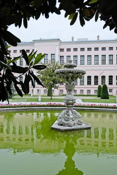 Istanbul Turquia Maio Lagoa Ornamental Palácio Museu Dolmabache Istambul Turquia — Fotografia de Stock