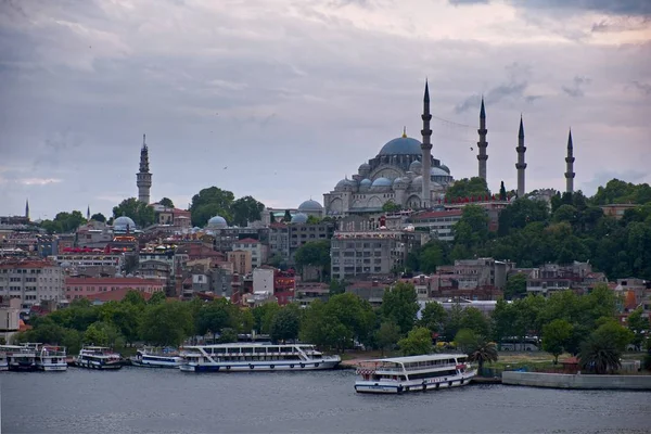 Istanbul Türkiye Mayıs Binalar Tekneler Istanbul Türkiye Boğaz Boyunca Görünümünü — Stok fotoğraf