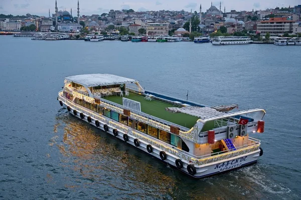 Istanbul Turquía Mayo Vista Edificios Barcos Atardecer Largo Del Bósforo — Foto de Stock