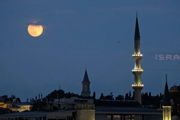 Istanbul Turquía Mayo Vista Nocturna Edificios Barcos Largo Del Bósforo — Foto de Stock