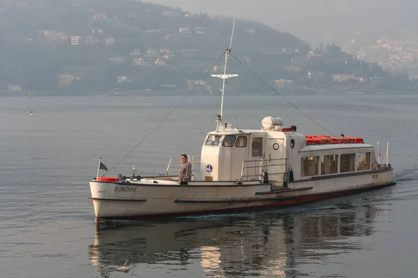 Lake Como, İtalya/Avrupa - 21 Şubat: Rondine aşağıya Lake Como İtalya 21 Şubat 2008 tarihinde seyir. İki kimliği belirsiz erkek