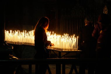 Milan, İtalya/Avrupa - 23 Şubat: 23 Şubat 2008 tarihinde Duomo Katedrali Italya mumlar yanan. Kimliği belirsiz üç kişi