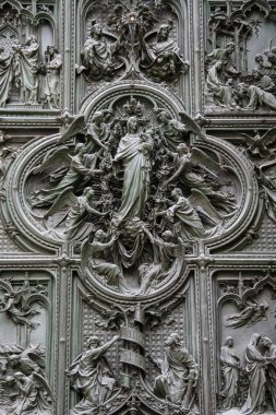 MILAN, İtalya / EUROPE - 23 Şubat 2008 'de Milano' daki Duomo Katedrali 'nin ana kapısının ayrıntıları