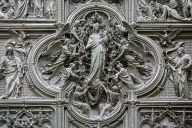 MILAN, İtalya / EUROPE - 23 Şubat 2008 'de Milano' daki Duomo Katedrali 'nin ana kapısının ayrıntıları