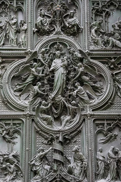 Milán Italia Europa Febrero Detalle Puerta Principal Catedral Del Duomo —  Fotos de Stock