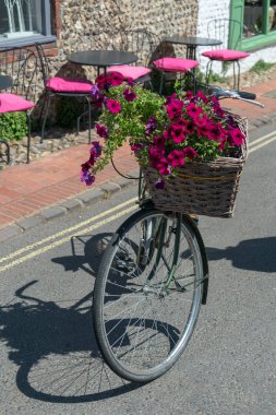 Alfriston, Sussex/Uk - 23 Temmuz: Görünümü eski bir bisiklet ile çiçek Alfriston Sussex'te bir sepet üzerinde 23 Temmuz 2018
