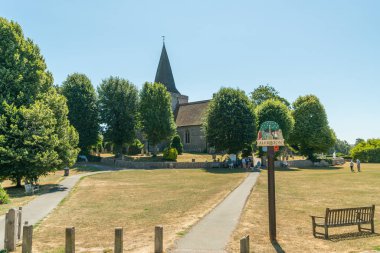 Alfriston, Sussex/Uk - 23 Temmuz: St Andrew's kilise Alfriston Sussex'te görünümü üzerinde 23 Temmuz 2018. Kimliği belirsiz kişi