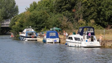Windsor, Maidenhead ve Windsor/Uk - 22 Temmuz: tekneler, Windsor, Windsor Maidenhead ve Thames Nehri üzerinde 22 Temmuz 2018 demirlemiş. Kimliği belirsiz kişi