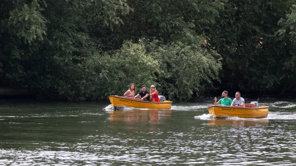 Windsor Maidenhead Windsor Julho Duas Pequenas Lanchas Navegando Pelo Rio — Fotografia de Stock