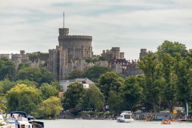 Windsor, Maidenhead ve Windsor/Uk - 22 Temmuz: 22 Temmuz 2018 görünüm Windsor, Maidenhead ve Windsor, Windsor Kalesi'nin. Kimliği belirsiz kişi