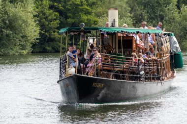 Windsor, Maidenhead ve Windsor/Uk - 22 Temmuz: Buhar yat Windsor, Maidenhead ve Windsor üzerinde 22 Temmuz 2018, Thames Nehri üzerinde. Kimliği belirsiz kişi