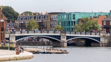 Windsor, Maidenhead ve Windsor/Uk - 22 Temmuz: bir köprü Windsor, Windsor Maidenhead ve 22 Temmuz 2018 yılına geçiş insanlar. Kimliği belirsiz kişi