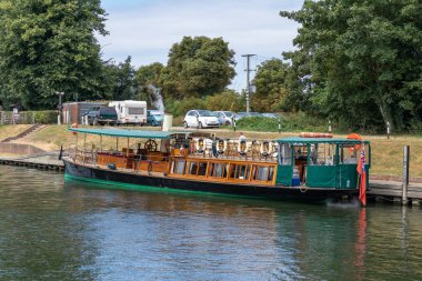 Windsor, Maidenhead ve Windsor/Uk - 22 Temmuz: Buhar yat Windsor, Maidenhead ve Windsor üzerinde 22 Temmuz 2018, Thames Nehri üzerinde. Kimliği belirsiz kişi