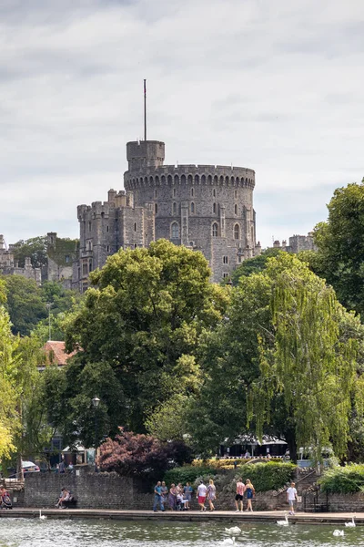 梅登黑德和温莎 7月22日 温莎城堡的看法在温莎 梅登黑德和温莎在2018年7月22日 不明身份的人 — 图库照片