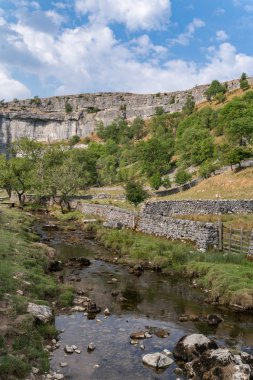 Malham Cove Yorkshire Dales National Park çevresindeki kırsal görünümü