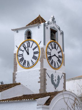 Tavira, Güney Algarve/Portekiz - 8 Mart: Santa Maria mı Castelo kilise kule Tavira Portekiz 8 Mart 2018