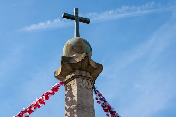 东东格林斯特德 西苏塞克斯 8月18日 战争纪念碑的看法在东部东格林斯特德在2018年8月18日 — 图库照片
