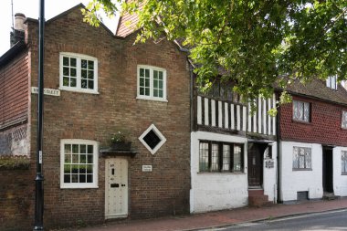 East Grinstead, West Sussex'deki / / Uk - 18 Ağustos: Ye olde kilit yukarıya ve High Street East Grinstead West Sussex üzerinde 18 Ağustos 2018 Windsor yazlık