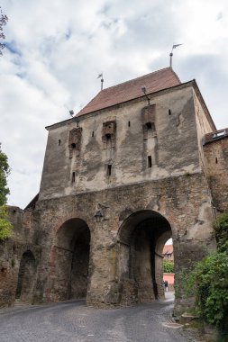 Sighisoara, Transilvanya/Romanya - 17 Eylül: Ağ geçidi Sighisoara Transilvanya Romania üzerinde 17 Eylül 2018. Kimliği belirsiz üç kişi