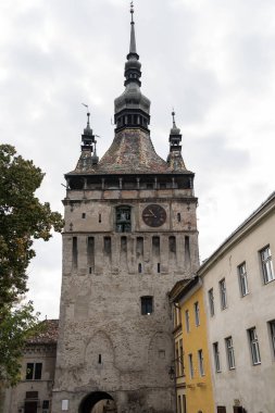 Sighisoara, Transilvanya/Romanya - 17 Eylül: Saat Kulesi için ağ geçidi Sighisoara Transilvanya Romanya tarihinde 17 Eylül 2018