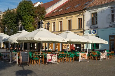 Bistrita, Transilvanya/Romanya - 17 Eylül: güneş ışığında Bistrita Transilvanya Romanya binalarda 17 Eylül 2018 üzerinde akşam. Kimliği belirsiz kişi
