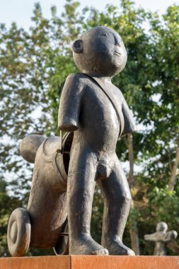 Bistrita, Transilvanya/Romanya - 17 Eylül: Modern heykel üzerinde 17 Eylül 2018 Bistrita Transilvanya Romanya'da Lutheran Kilisesi önünde