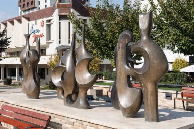 Targu Mures, Transilvanya/Romanya - 17 Eylül: Ulusal Tiyatro üzerinde 17 Eylül 2018 Targu Mures Transilvanya Romanya'da Modern heykel