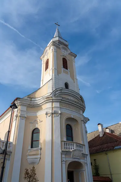 2018 日にビストリツァ トランシルヴァニアのルーマニアのローマ カトリック教会のビストリツァ ルーマニア トランシルヴァニア ビュー — ストック写真