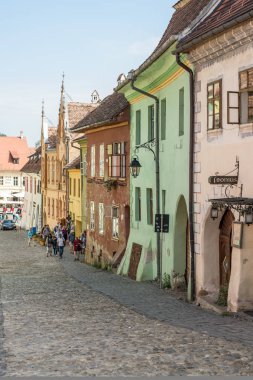 Sighisoara, Transilvanya/Romanya - 17 Eylül: Binalarda Sighisoara Transilvanya Romanya tarihinde 17 Eylül 2018 ortaçağ kasabası. Kimliği belirsiz kişi