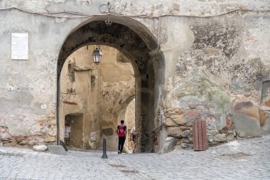 Sighisoara, Transilvanya/Romanya - 17 Eylül: Ağ geçidi Sighisoara Transilvanya Romania üzerinde 17 Eylül 2018. İki kimliği belirsiz kişi